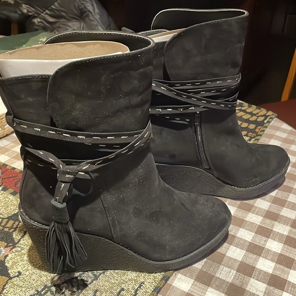 BNIB UnionBay Faux Suede Wedge Boots - Picture 2 of 13